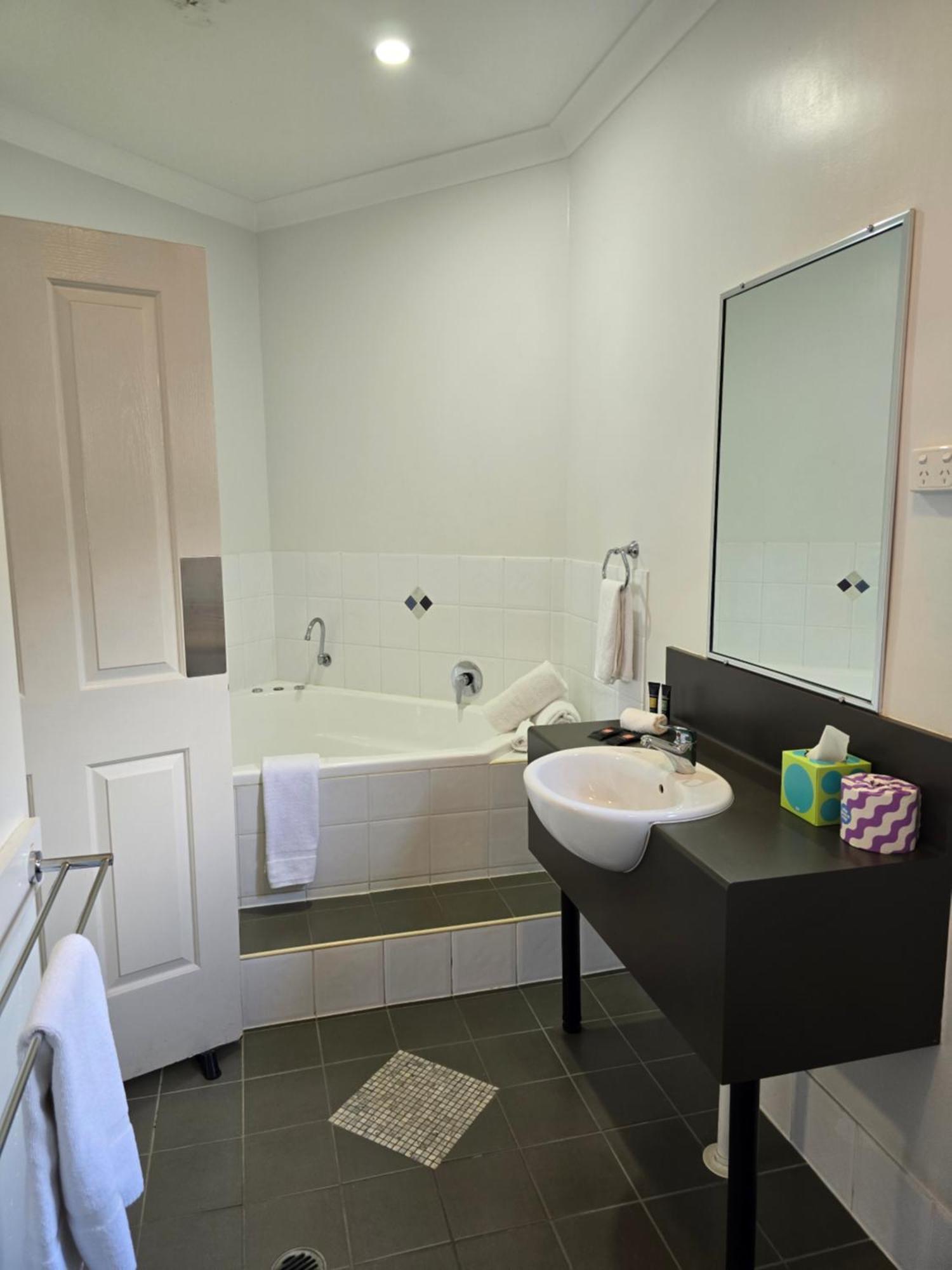 Ascot Lodge Motor Inn Kingaroy Ngoại thất bức ảnh